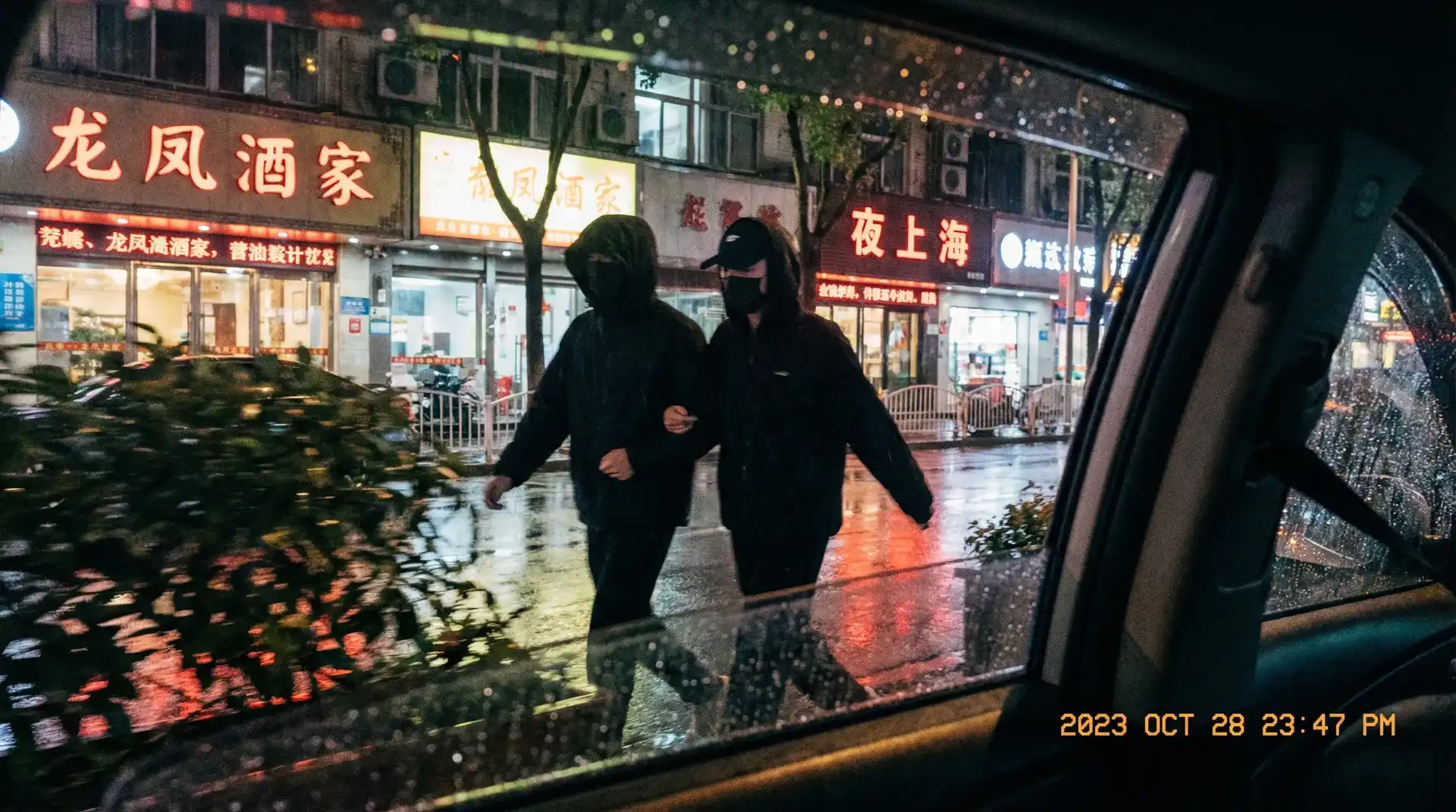 小车拉大马 - 顶流明星深夜密会现场抓拍照片
